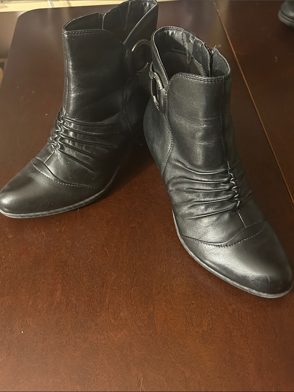 Earth Black Leather Ruched Ankle Boots Booties Size 8B